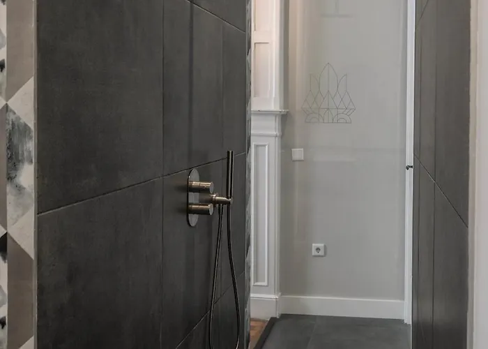 Center Located Alexander *